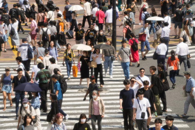 2023年6月29日，人们在日本东京涩谷街头行走